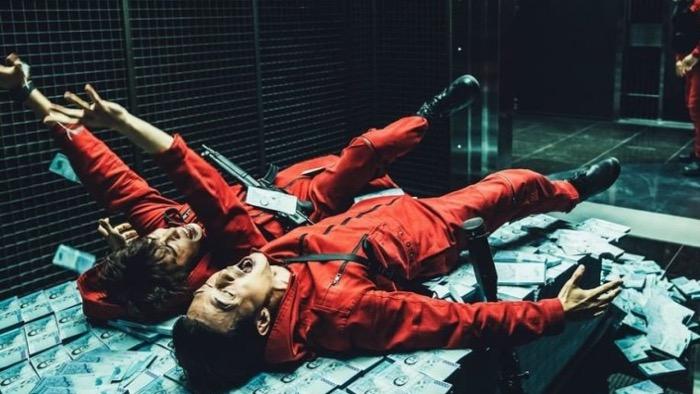 Rio-dan-Berlin-tidur-di-tumpukan-uang-dalam-drama-Korea-Money-Heist-Korea.jpg