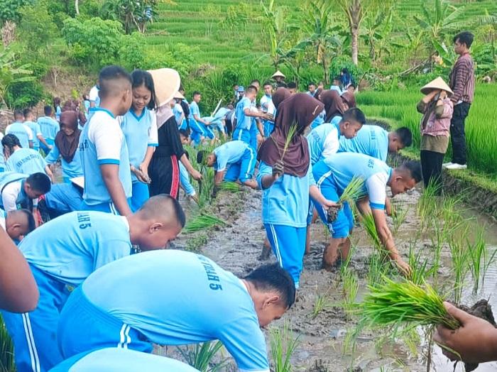 SMAN-1-Samigaluh-dan-Deswita-Widosari-Jadikan-Praktik-Tanam-Padi-sebagai-Kokurikuler-Pelajar.jpg