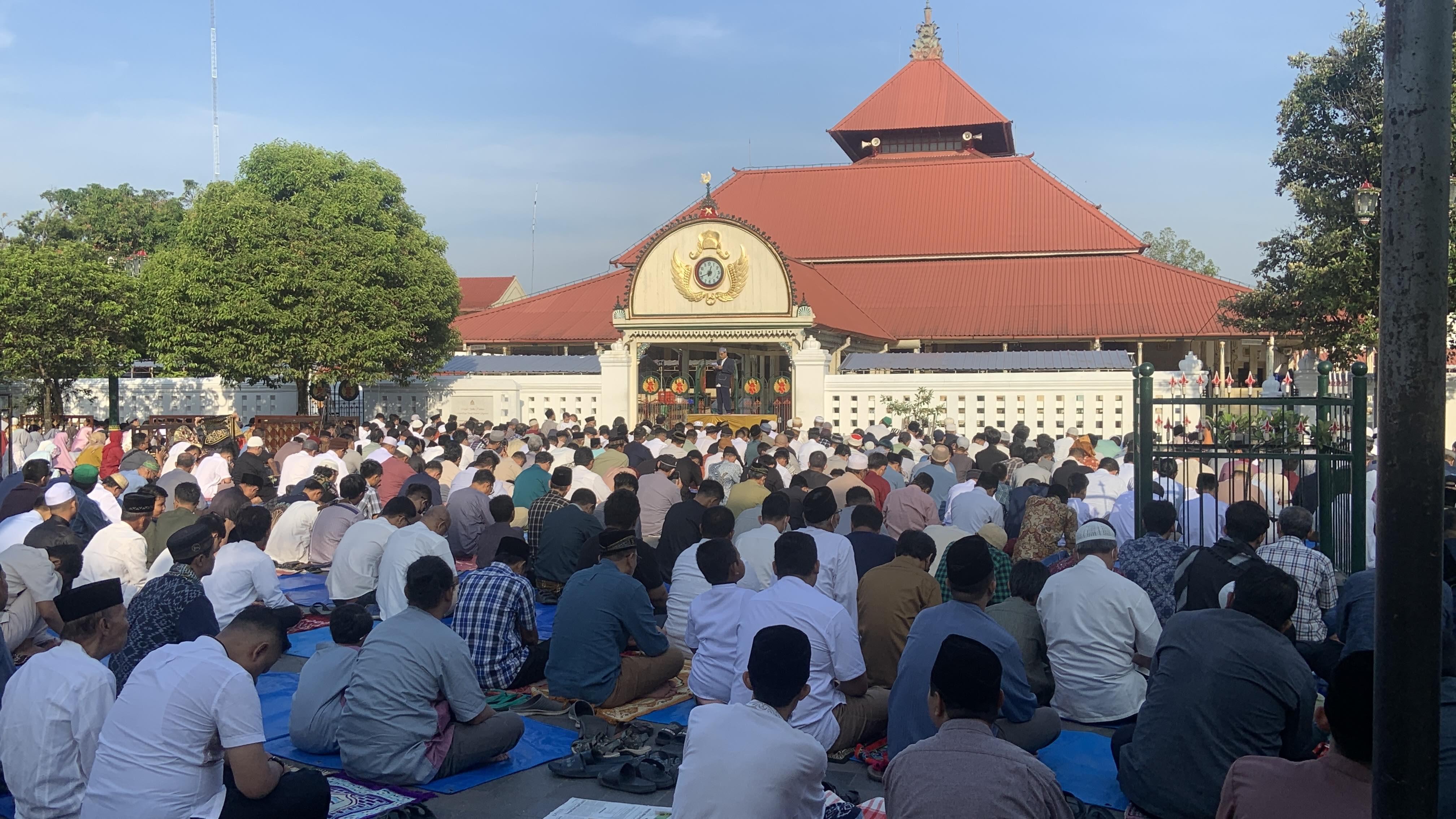 Salat-Idulfitri-1444-H-Jumat-2142023-di-Pelataran-Masjid-Gedhe-Kauman-Yogyakarta.jpg