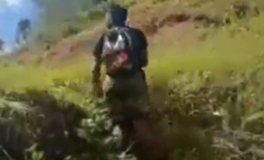 Sambil-Mengendap-endap-di-Lereng-Perbukitan-Seorang-Anggota-KKB-Papua-Obral-Tembakan.jpg