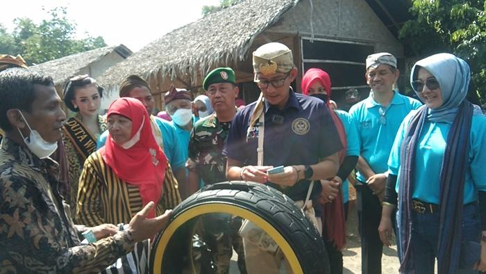 Sandiaga-Uno-saat-membayar-pembelian-akuarium-ban-bekas-di-Klaten.jpg