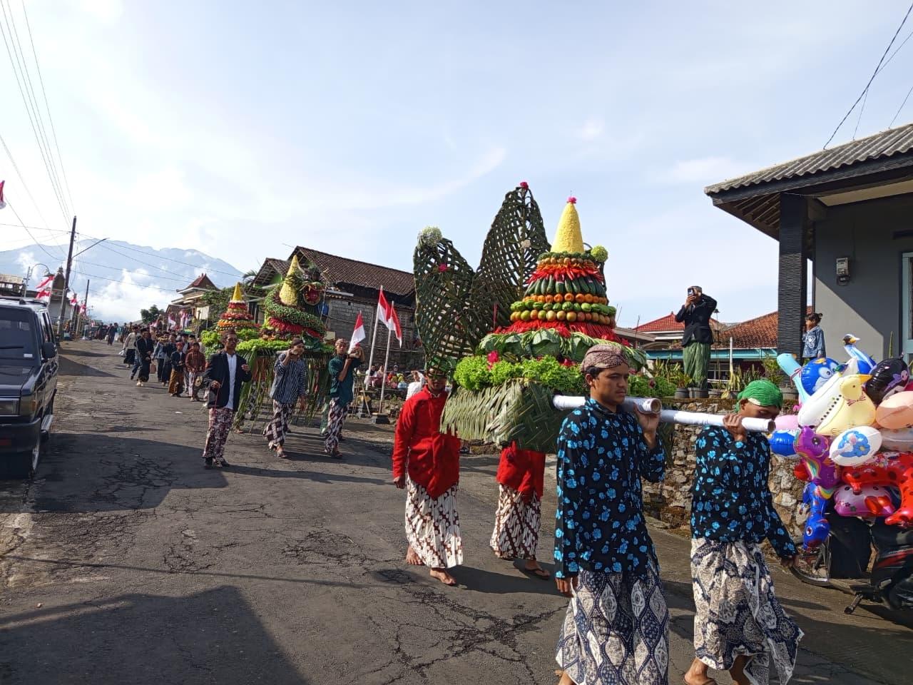 Saparan-di-Lereng-Gunung-Andong-Warga-Mantran-Wetan-MAgelang-Kirab-Tumpeng.jpg