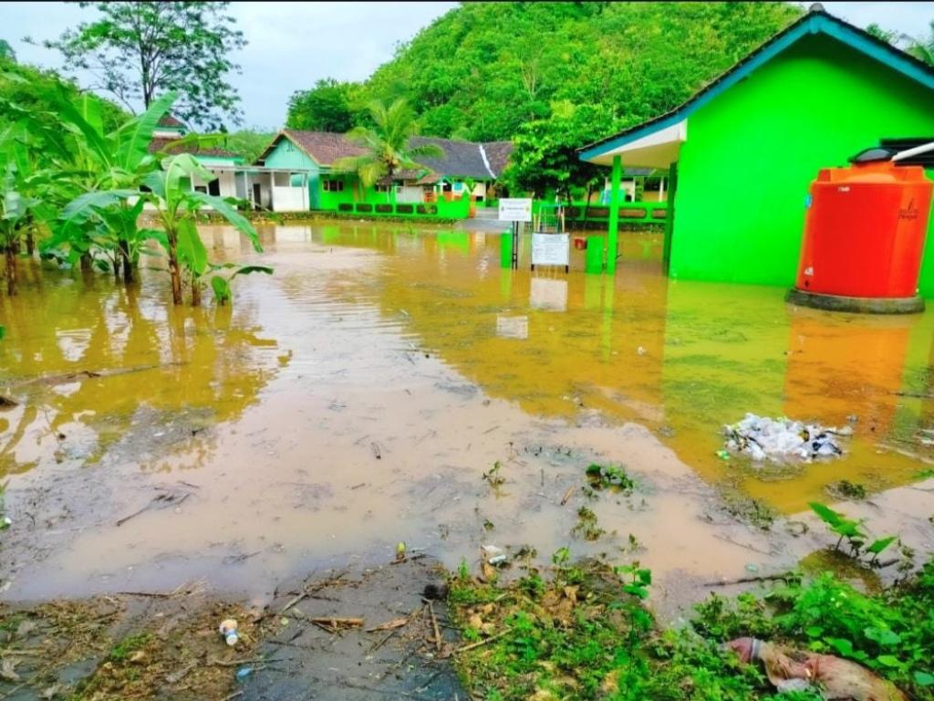 Sejumlah-Sekolah-di-Girisubo-Gunungkidul-Terendam-Akibat-Guyuran-Hujan.jpg
