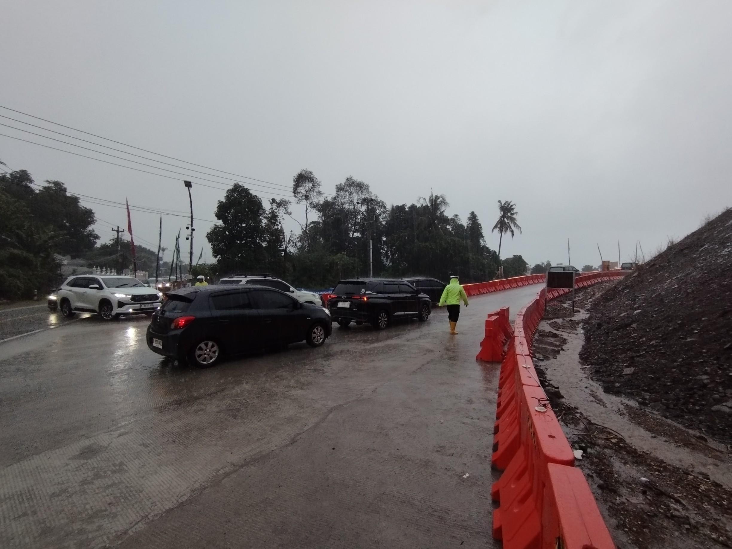 Sejumlah-mobil-pribadimasuk-Pintu-Tol-Fungsional-Tamanmartani-di-Kalasan-Sleman.jpg