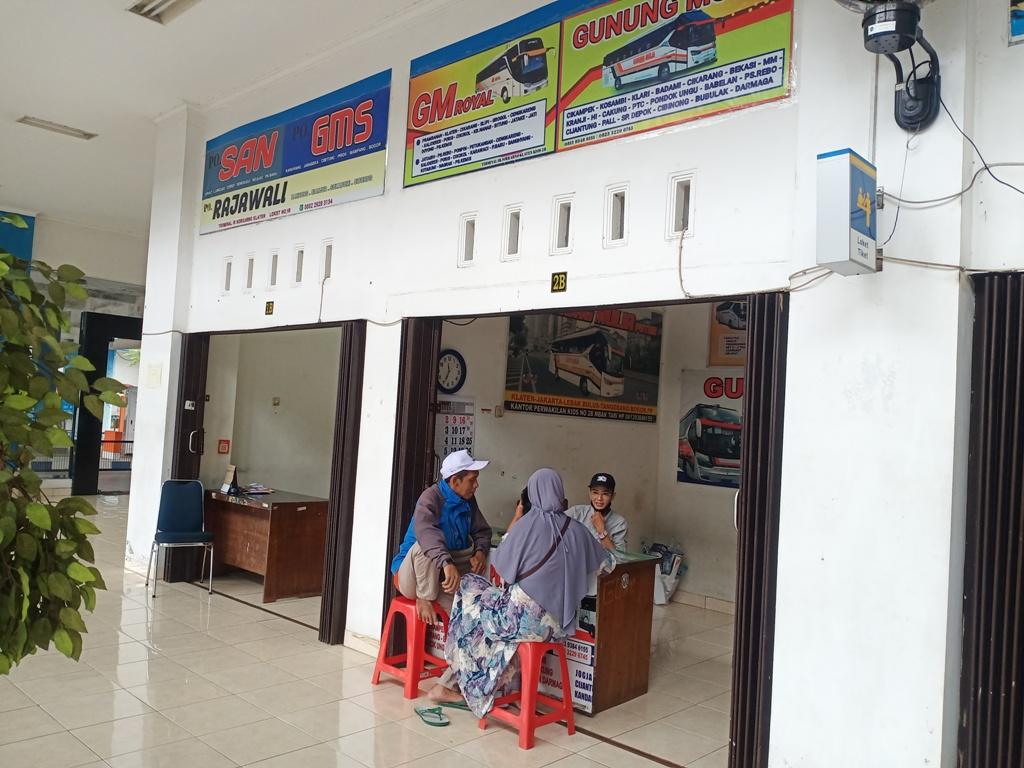 Sejumlah-warga-sedang-beli-tiket-di-Terminal-Ir-Soekarno-Kabupaten-Klaten.jpg