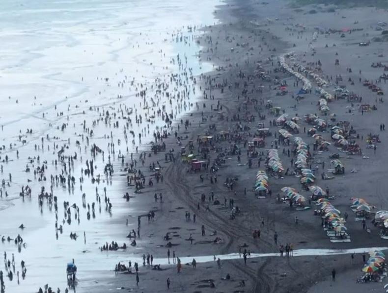 Sejumlah-wisatawan-sedang-berlibur-di-Pantai-Selatan-Kabupaten-Bantul-belum-lama-ini.jpg