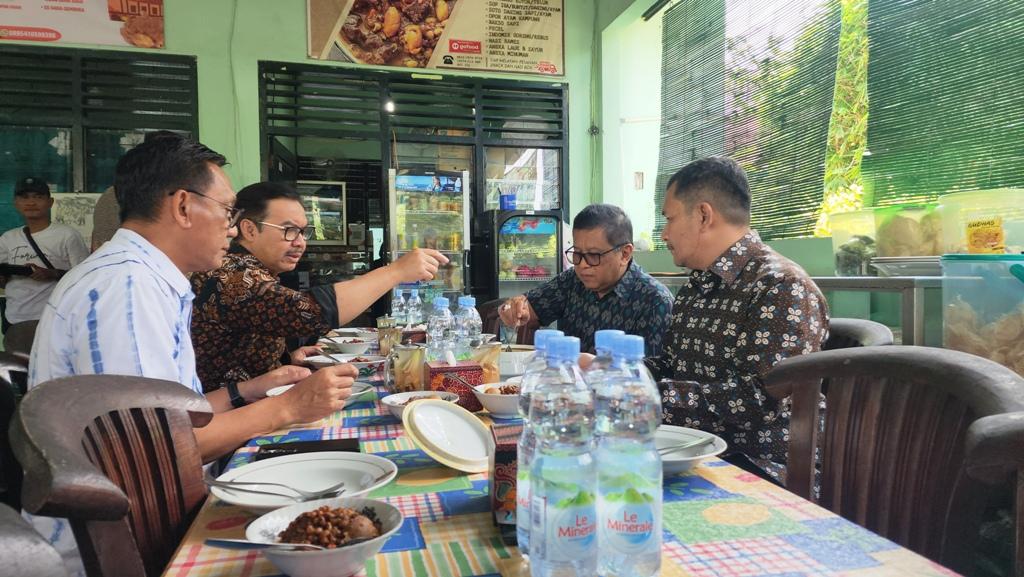 Sekjen-PDIP-Hasto-Kristiyanto-menyantap-menu-brongkos-di-Kantin-Balai-Kota-Yogyakarta.jpg