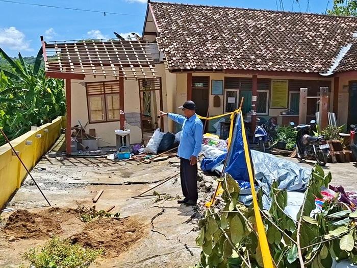 Sekolah-rusak-akibat-talut-ambles-di-Kulon-Progo.jpg