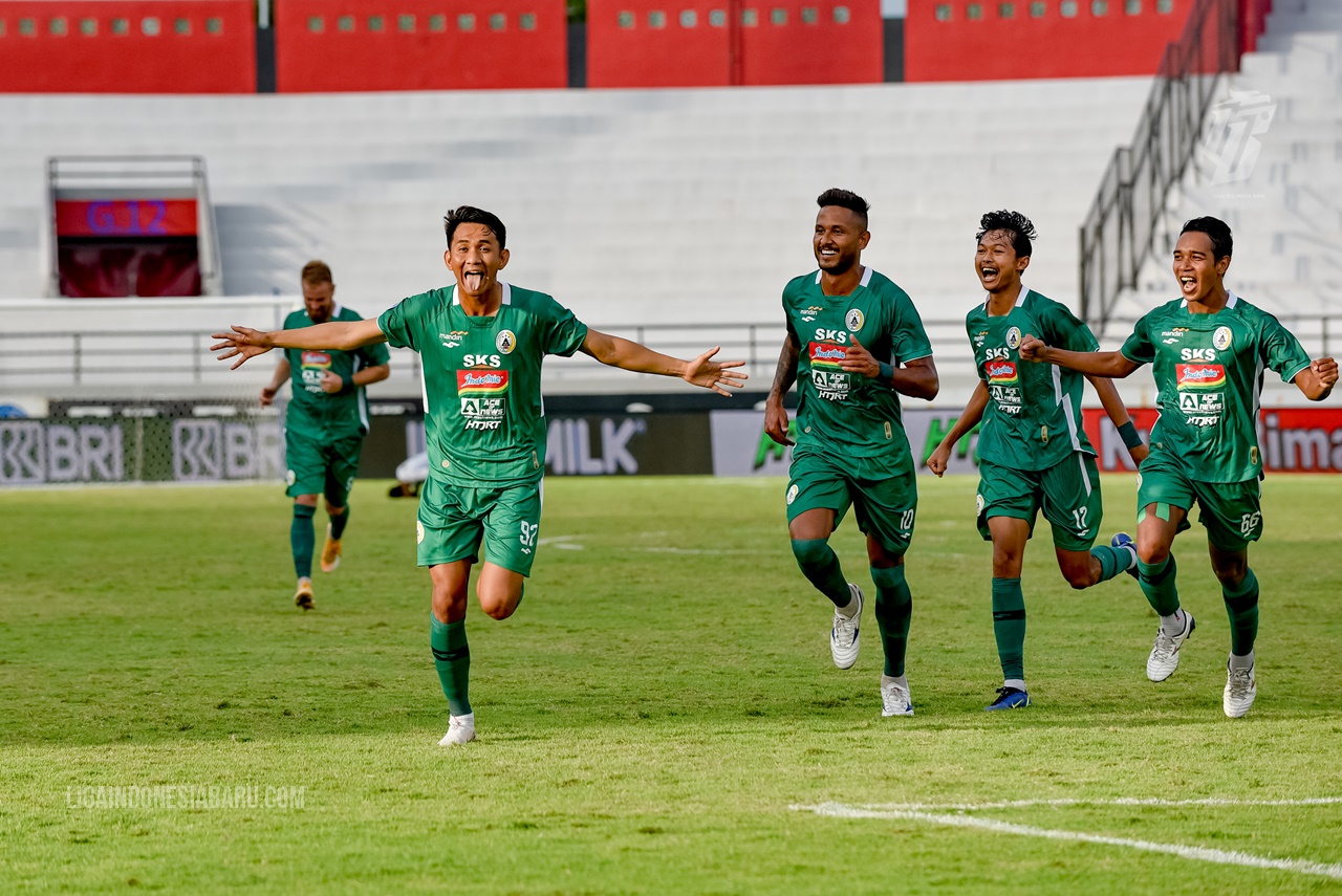 Selebrasi-Dave-Mustaine-usai-mencetak-gol-ke-gawang-lib.jpg