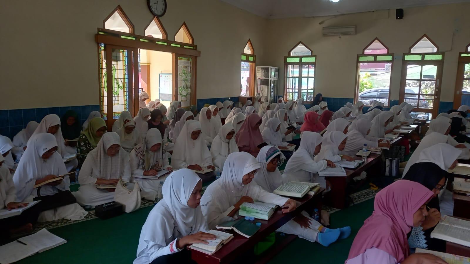 Semarakkan-Ramadan-Muslimat-NU-Kota-Yogya-Gulirkan-Pengajian-dan-Bagikan-Santunan.jpg