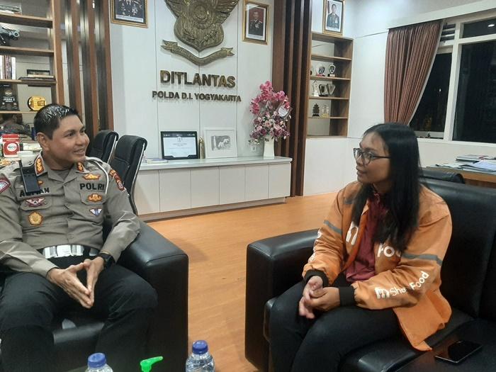 Kisah Sagala Enjelina Driver Ojol Jogja Tolong Korban Laka,Dapat Motor Baru dari Dirlantas Polda DIY