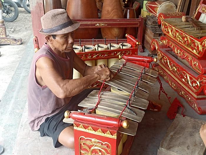 Seorang-karyawan-dari-perajin-gamelan-Mbah-Gombloh.jpg