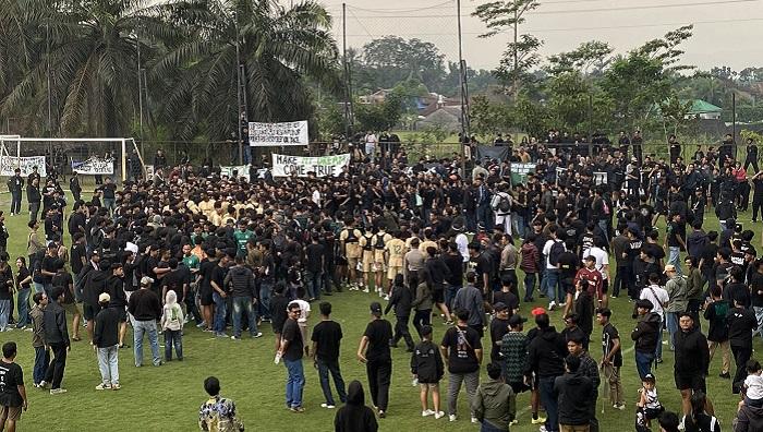 Serbu Lokasi Latihan, Suporter PSS Sleman Janjikan Bonus untuk Pemain Jika Juara