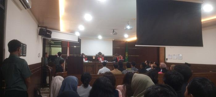 Sidang-Terdakwa-Perdana-Arie-Putar-Bukti-CCTVTenda-Polda-Terbakar-dari-Dua-Sumber-Api.jpg