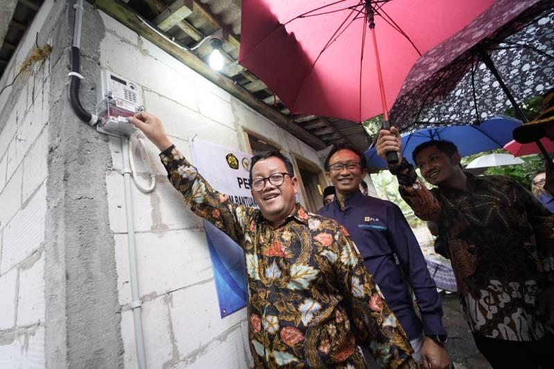 Sinergi-PLN-dengan-ESDM-Bantu-Warga-Cilongok-Dapatkan-Listrik-Gratis-1.jpg