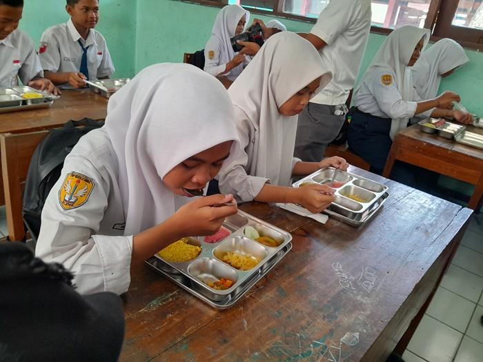 Siswa-SMPN-2-Cawas-MBG.jpg