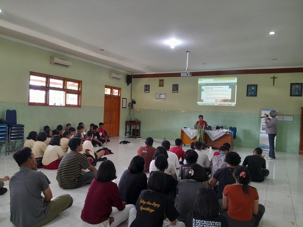 Siswa-dan-Guru-SMK-Leonardo-Klaten-Diberi-Bekal-Pelatihan-Soft-Skills-dari-Prakoso-Institute.jpg