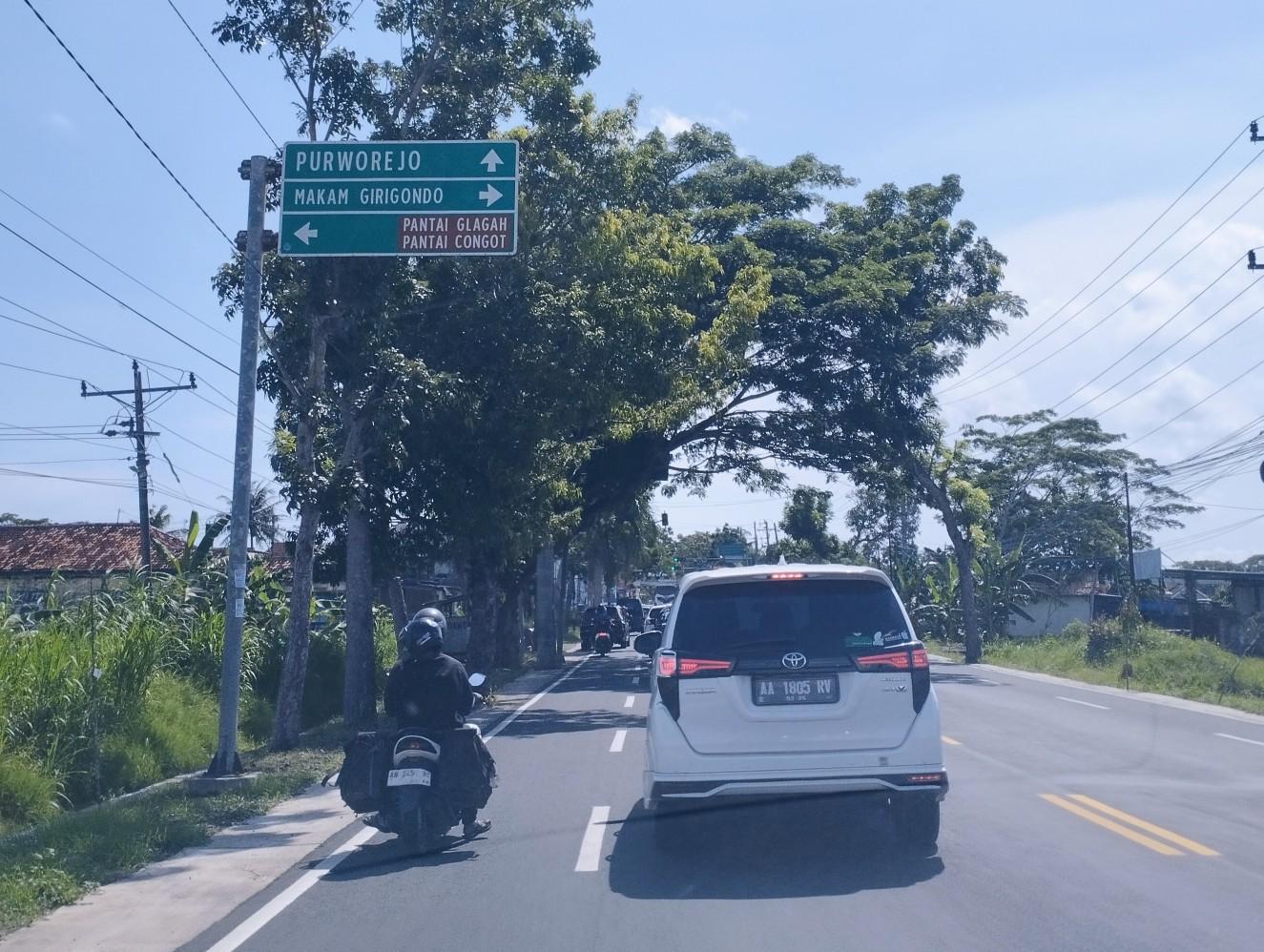 Situasi-lalu-lintas-di-dekat-Simpang-Demen-Jalan-Nasional-Wates-Purworejo-Temon-Kulon-Progo.jpg