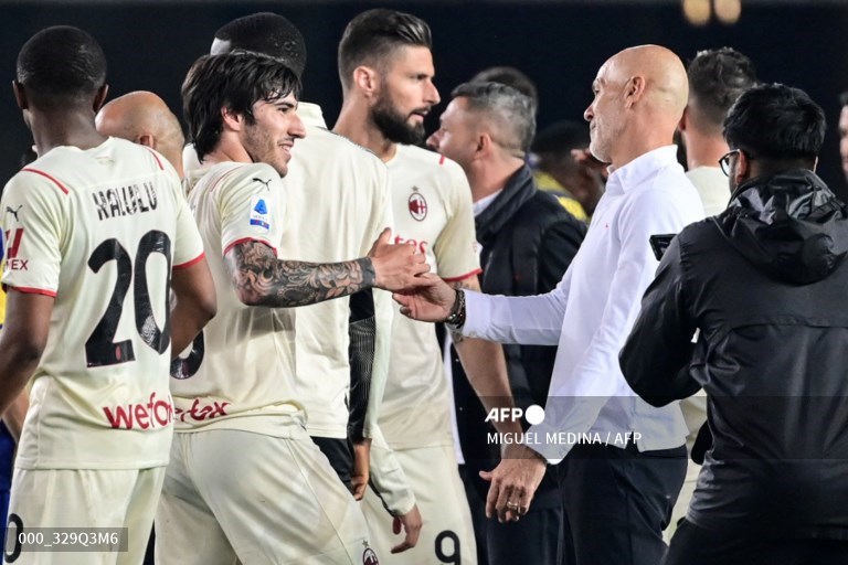 Stefano-Pioli-dan-Sandro-Tonali-di-Liga-Italia-Serie-A-antara-Verona-vs-AC-Milan-pada-8-Mei-2022.jpg