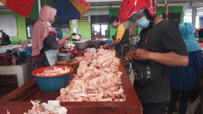 Suasana-Los-pedagang-daging-ayam-di-Pasar-Rejowinangun-Kota-Magelang.jpg