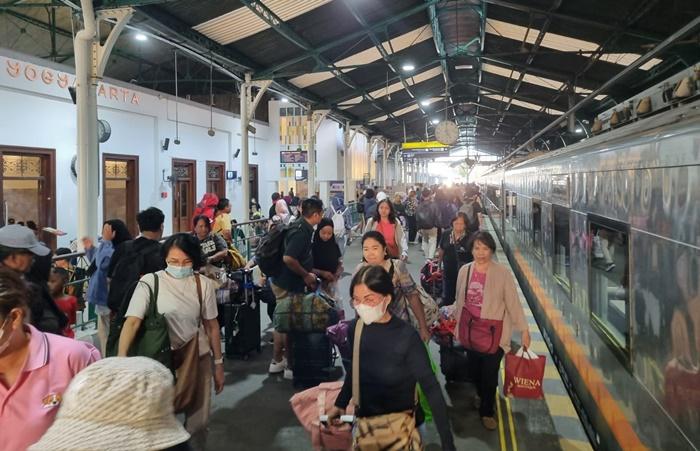 Nataru  2024-2025:  KAI Menambah Gate di Pintu Timur Stasiun Yogyakarta 