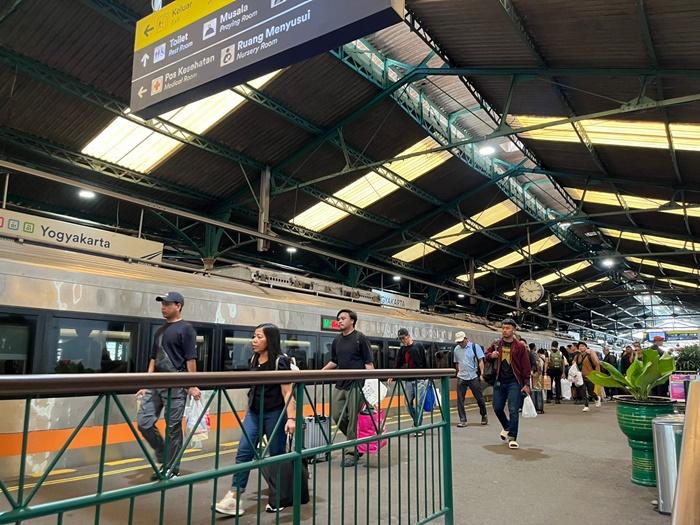 Suasana-di-Stasiun-Yogyakarta-2992025.jpg