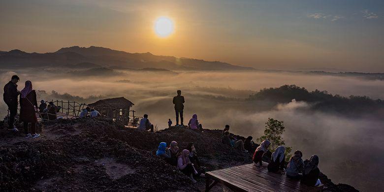 Sunrise-di-Gunung-Api-Purba.jpg