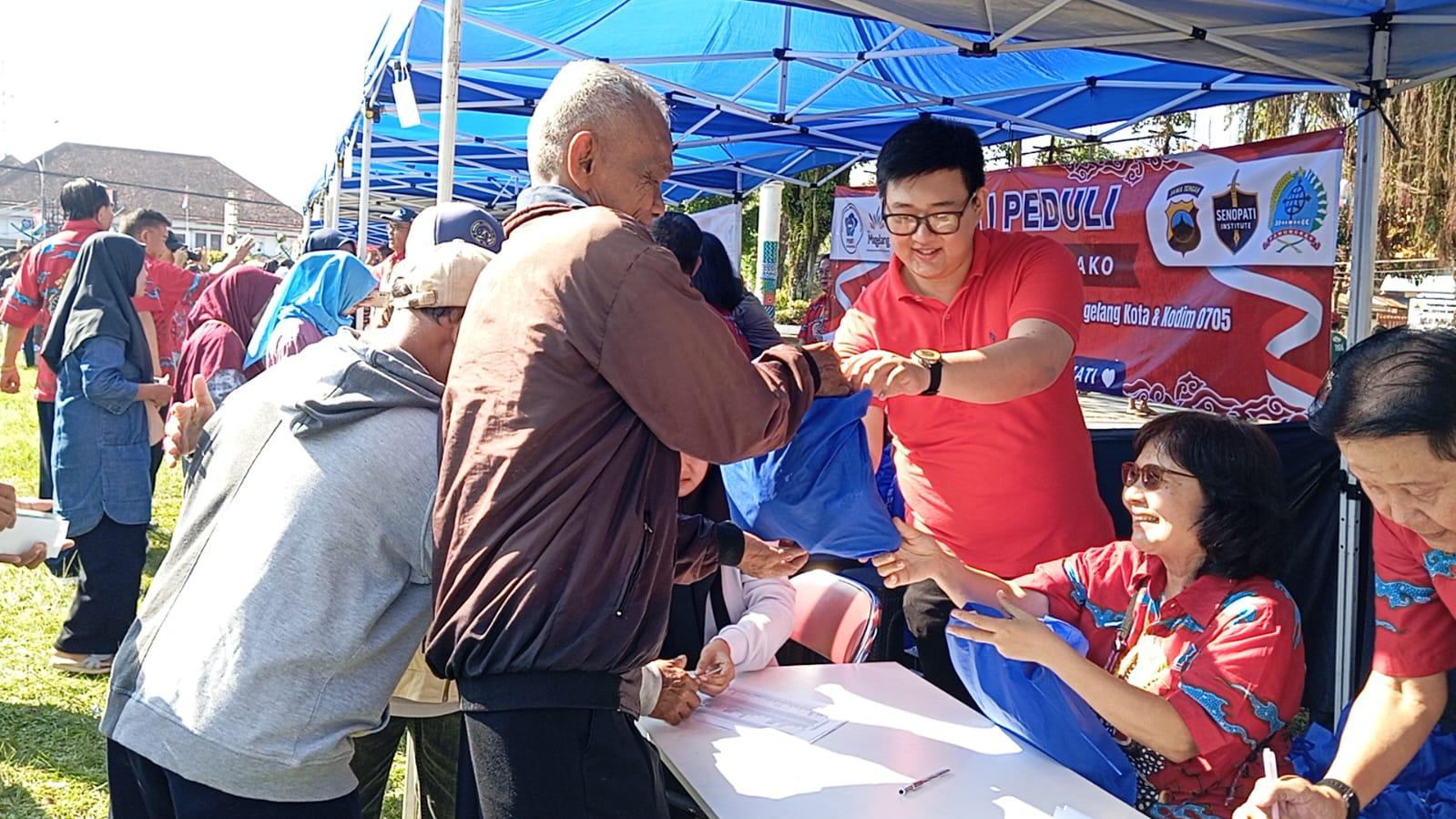 TEBUS-MURAH-Ribuan-masyarakat-mengantri-demi-mendapatkan-paket-tebus-murah.jpg