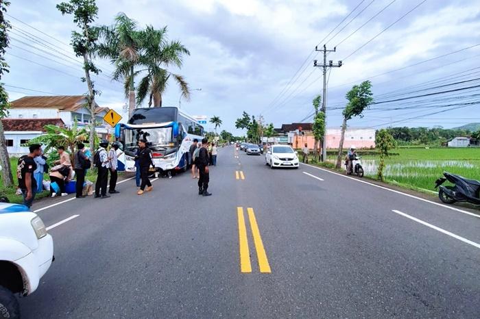 TKP-tabrakan-motor-dan-bus-Sumber-Alam-di-Kulon-Progo.jpg