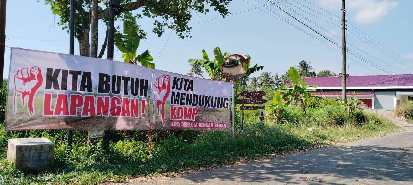 Tagih-Janji-Warga-Madusari-Magelang-Pasang-Spanduk-di-Lokasi-Lapangan-Terdampak-Pembangunan-KDMP.jpg