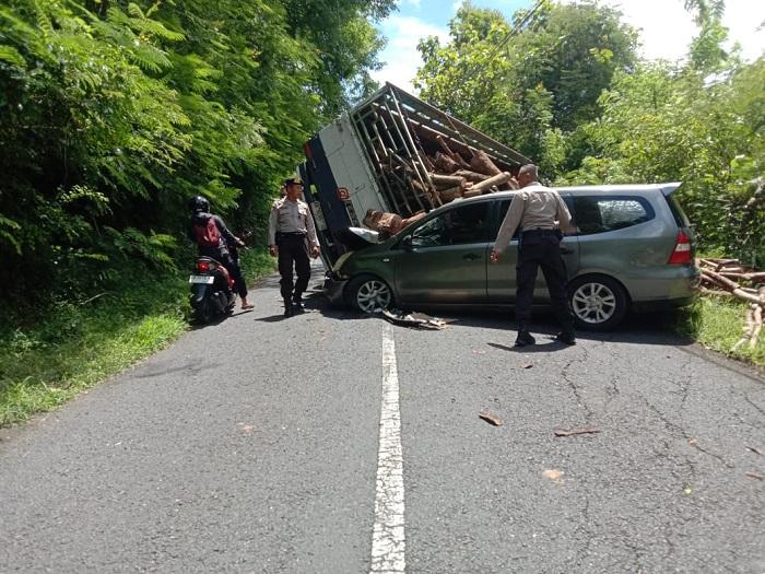 Tak-Kuat-Menanjak-Truk-Muatan-Kayu-Mundur-Hantam-Grand-Livina-di-Tanjakan-Kaliurang-Bantul.jpg