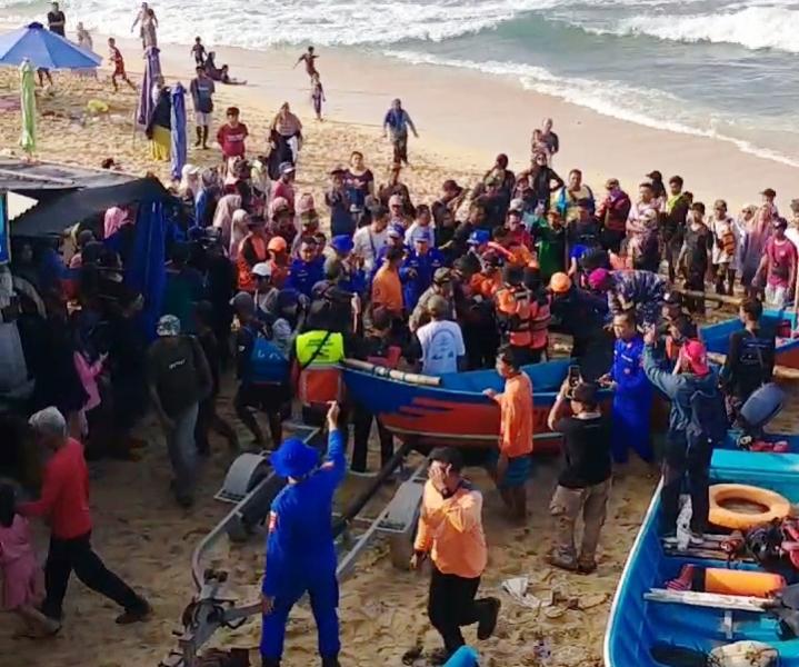 Tangis-Haru-mewarnai-proses-evakuasi-jenazah-korban-terakhir-tragedi-Pantai-Drini.jpg