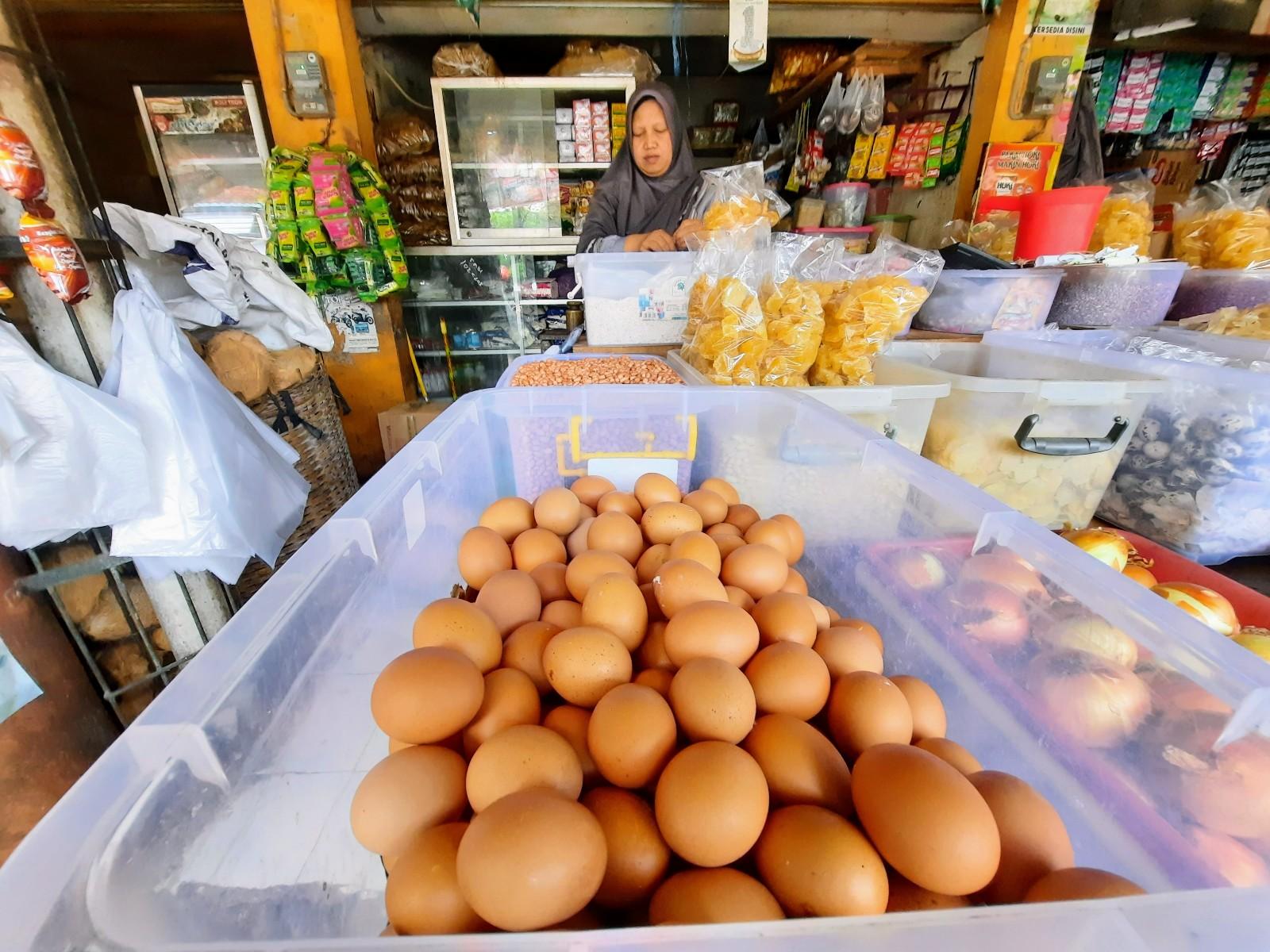 Telur-ayam-ras-yang-tersedia-di-salah-satu-kios-Pasar-Argosari.jpg