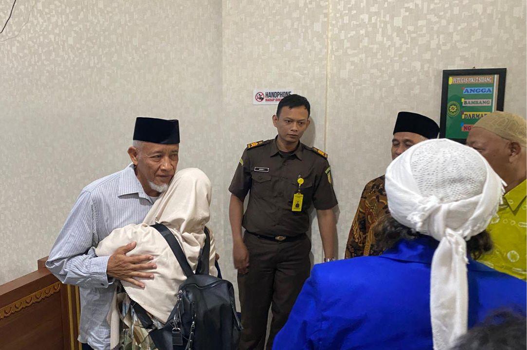 Terdakwa-dugaan-korupsi-dana-hibah-pariwisata-Sleman-Sri-Purnomo-menyapa-istri.jpg