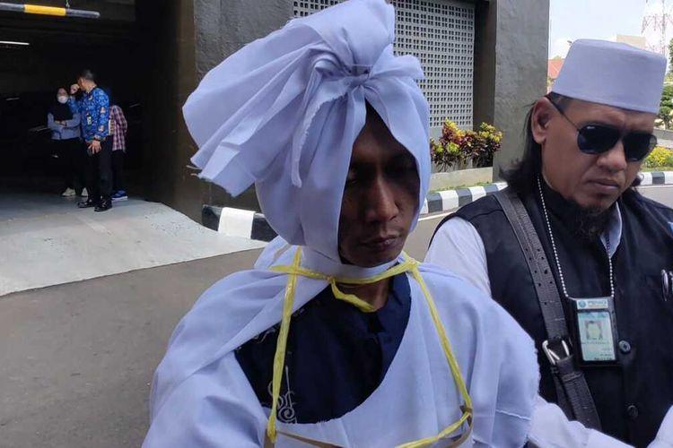 Tersangka-Pencabulan-Anak-di-Palembang-Gelar-Aksi-Pakai-Baju-Pocong-Langsung-Diciduk-Polisi.jpg