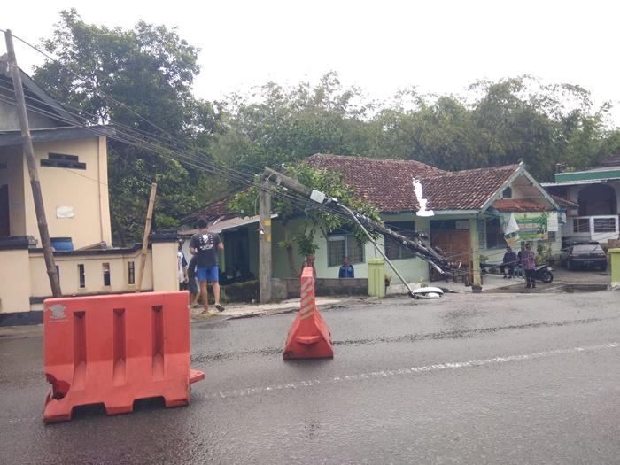 Tiang-listrik-patah-di-Seyegan.jpg