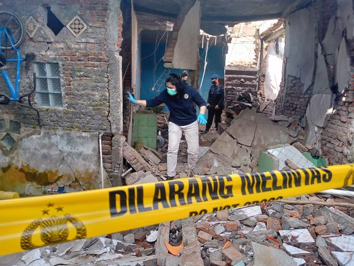 Tim-Labfor-saat-melakukan-pemeriksaan-TKP-ledakan-di-Kaliangkrik.jpg
