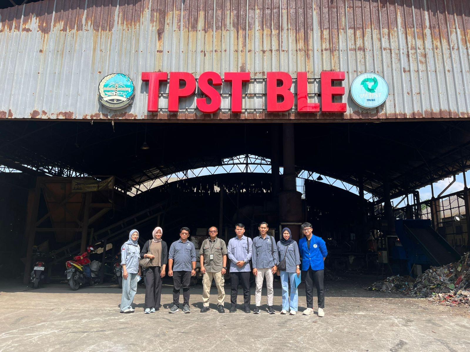 Tim-hibah-WWF-Indonesia-dari-UMBY-berfoto-bersama-saat-kunjungan-edukatif-di-BLE-Banyumas.jpg