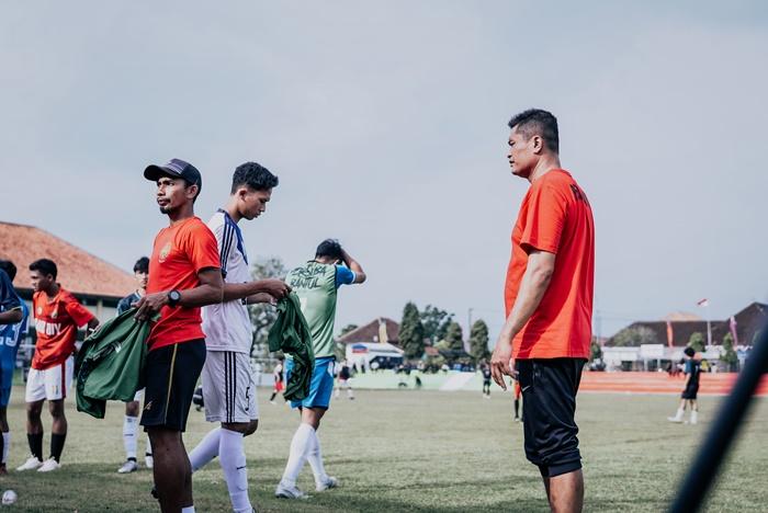 Tim-pelatih-Persiba-Bantul-sedang-melakukan-seleksi-pemain.jpg