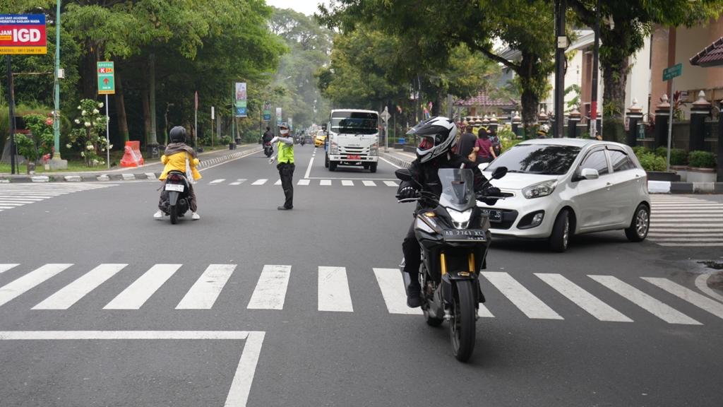 Tips-Berkendara-Saat-Melewati-Persimpangan.jpg
