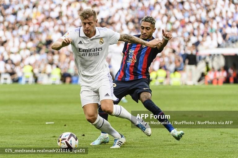 Toni-Kroos-vs-Raphinha-Dias-di-LaLiga-Spanyol-antara-Real-Madrid-vs-Barcelona.jpg