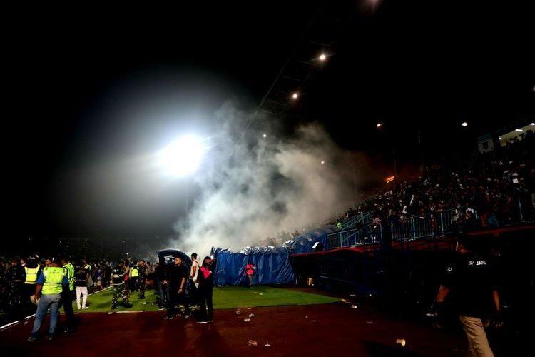 Tragedi-Derbi-Jatim-Kekalahan-Arema-FC-Berujung-Kerusuhan-127-Orang-Dikabarkan-Tewas.jpg
