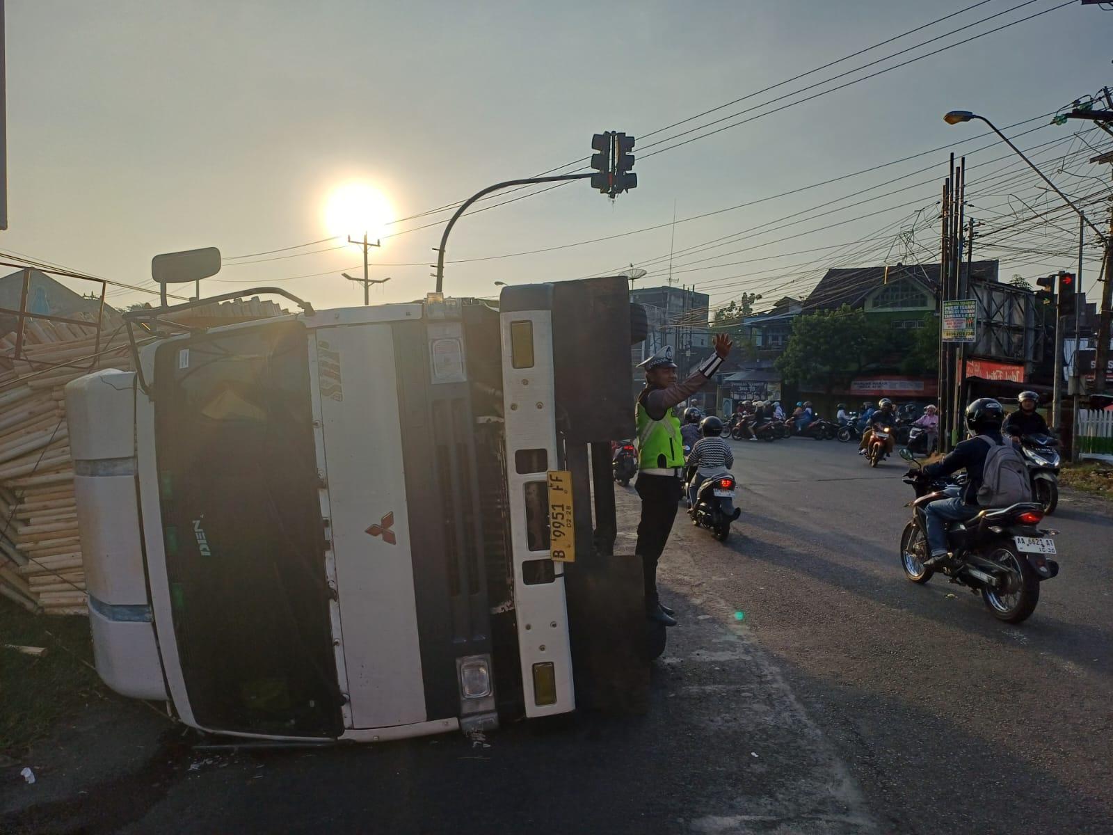 Truk-Bermuatan-Terguling-di-Simpang-Tanjung-Mertoyudan-Magelang-Diduga-Hilang-Keseimbangan.jpg