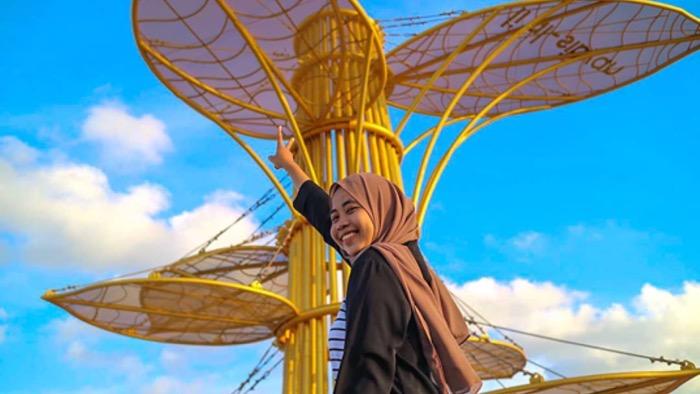 Tugu-Daun-Sirih-Emas-di-Kota-Tanjungpinang-Kepri.jpg