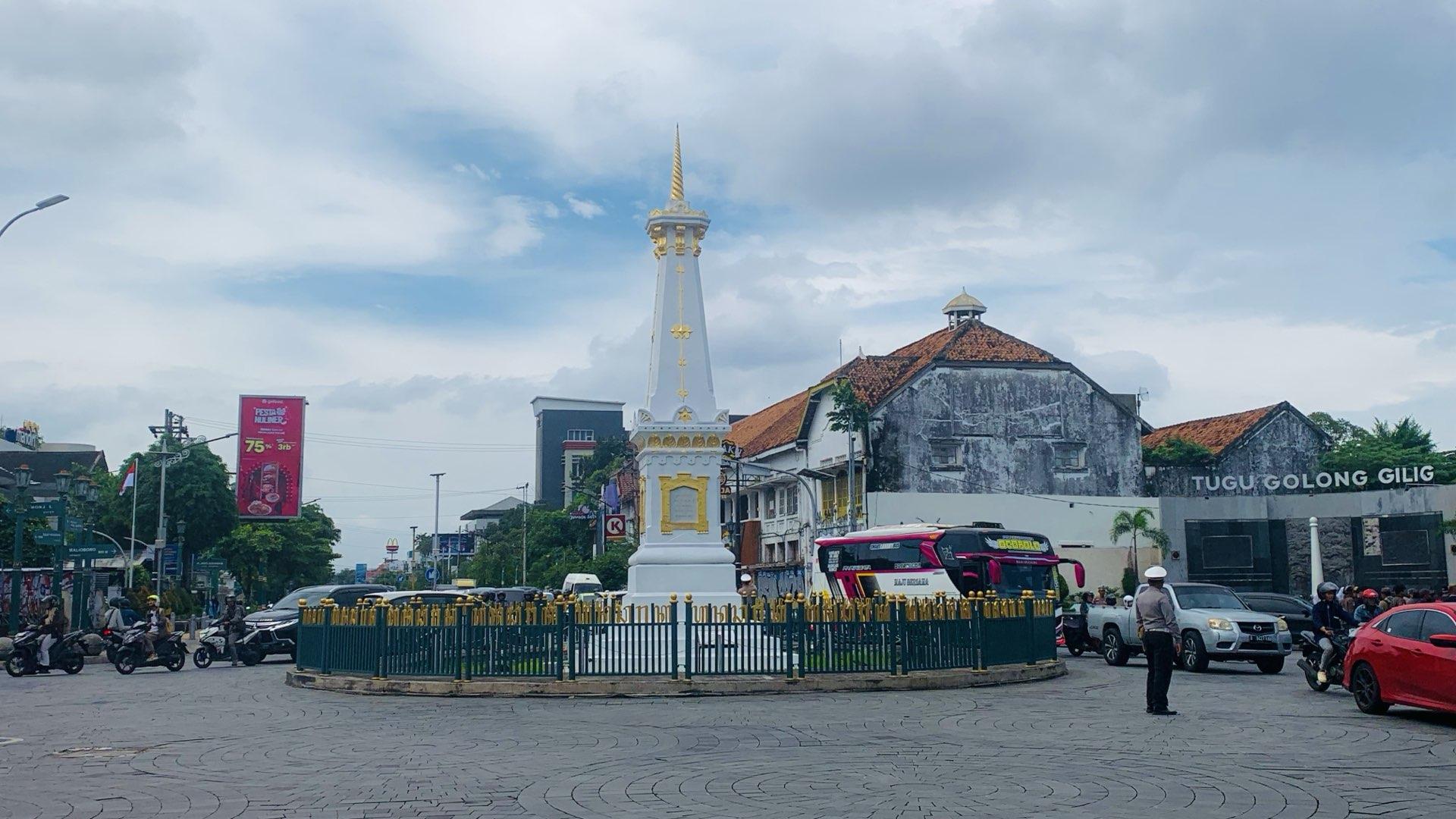 Tugu-Golong-Gilig-atau-Monumen-Tugu-Jogja.jpg