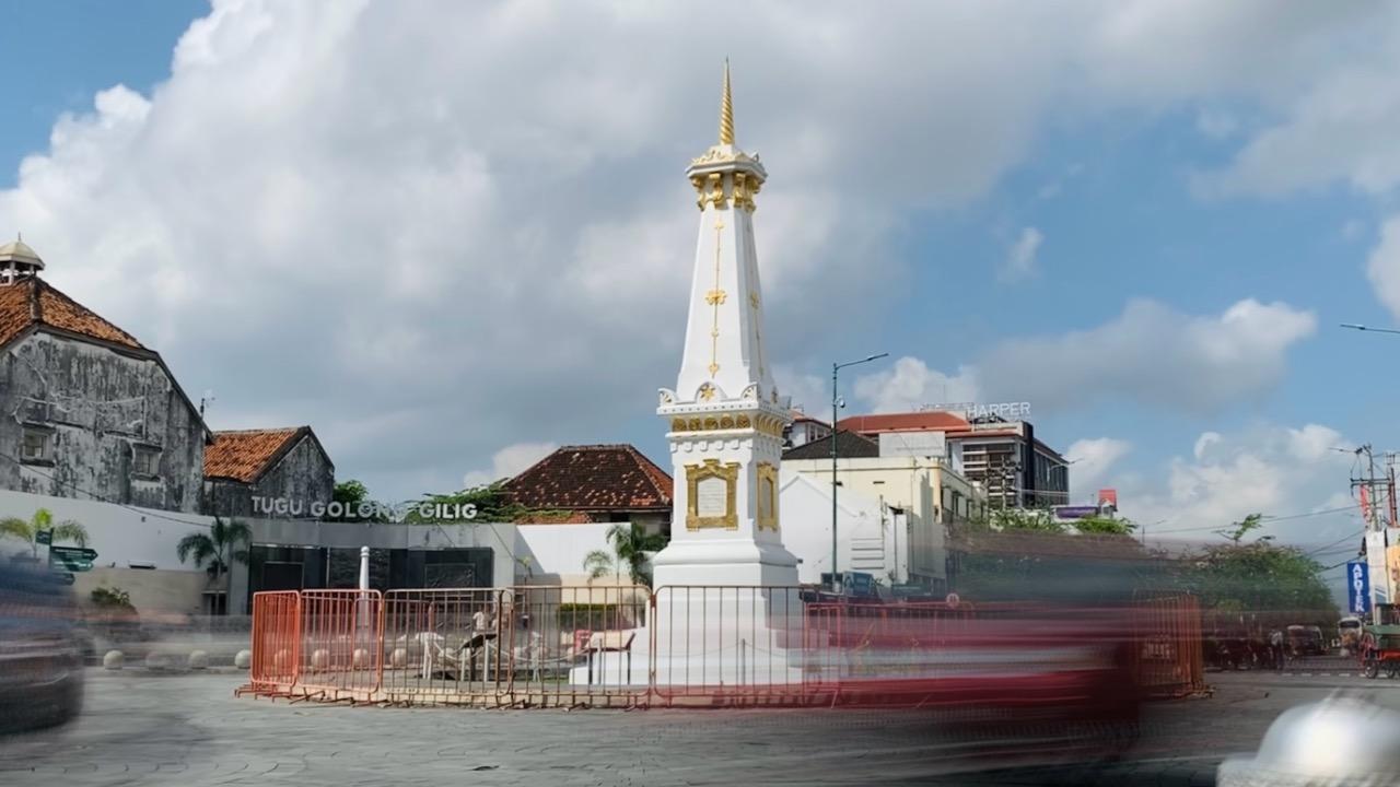 Tugu-Pal-Putih-atau-Tugu-Golong-Gilig.jpg