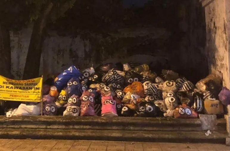 Tumpukan-Sampah-di-Plengkung-Jagabaya-Jogja-Dibuat-Seni-Mirip-Tokoh-Kartun.jpg