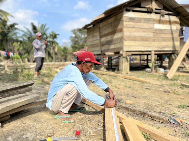 UGM-Bangun-550-Hunian-Sementara-dari-Kayu-Hanyut-untuk-Penyintas-Banjir-Aceh.jpg