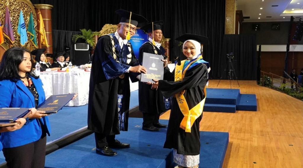 UMBY Wisuda 822 Lulusan, Rektor Ingatkan Tantangan Revolusi Industri 5.0