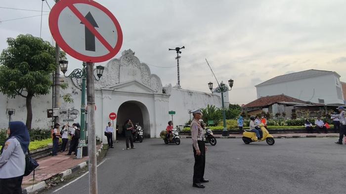 Uji-coba-penerapan-sistem-satu-arah-di-Plengkung-Gading.jpg